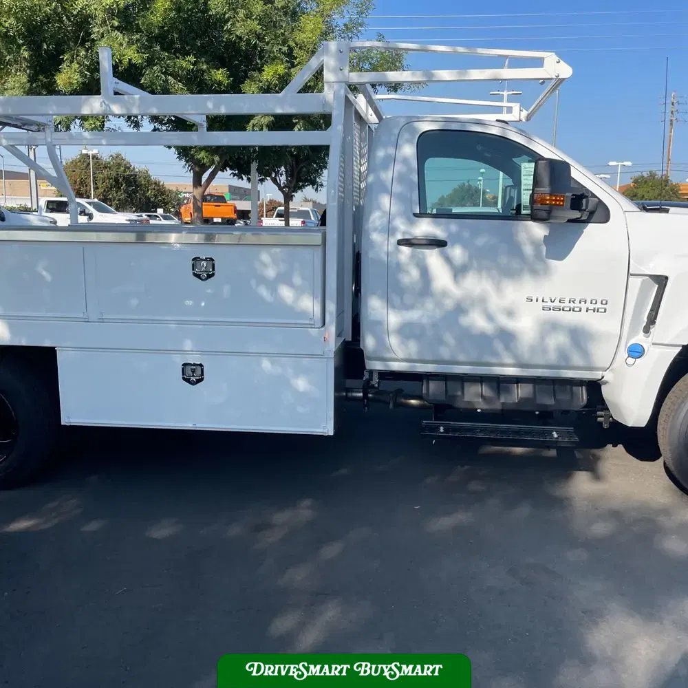 2023 Chevrolet Silverado 5500 W/T
