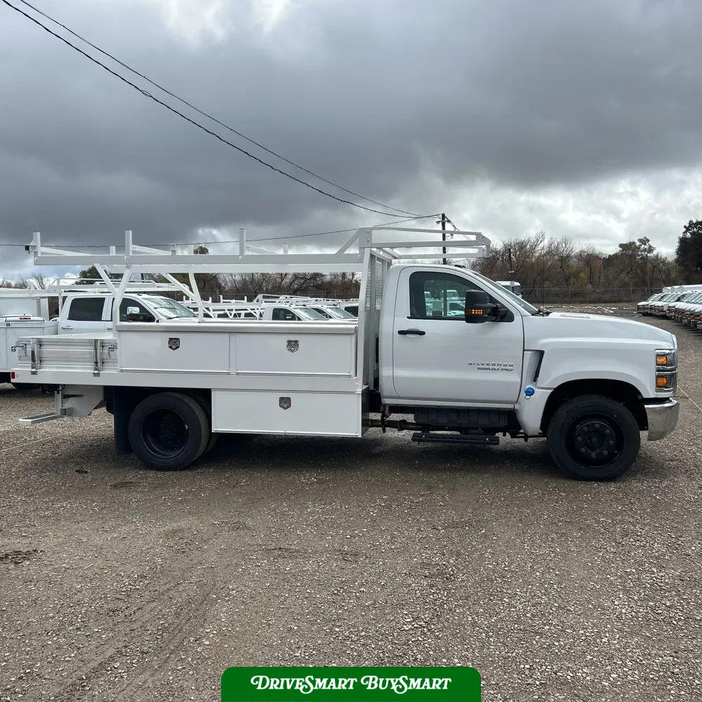 2023 Chevrolet Silverado 5500 W/T