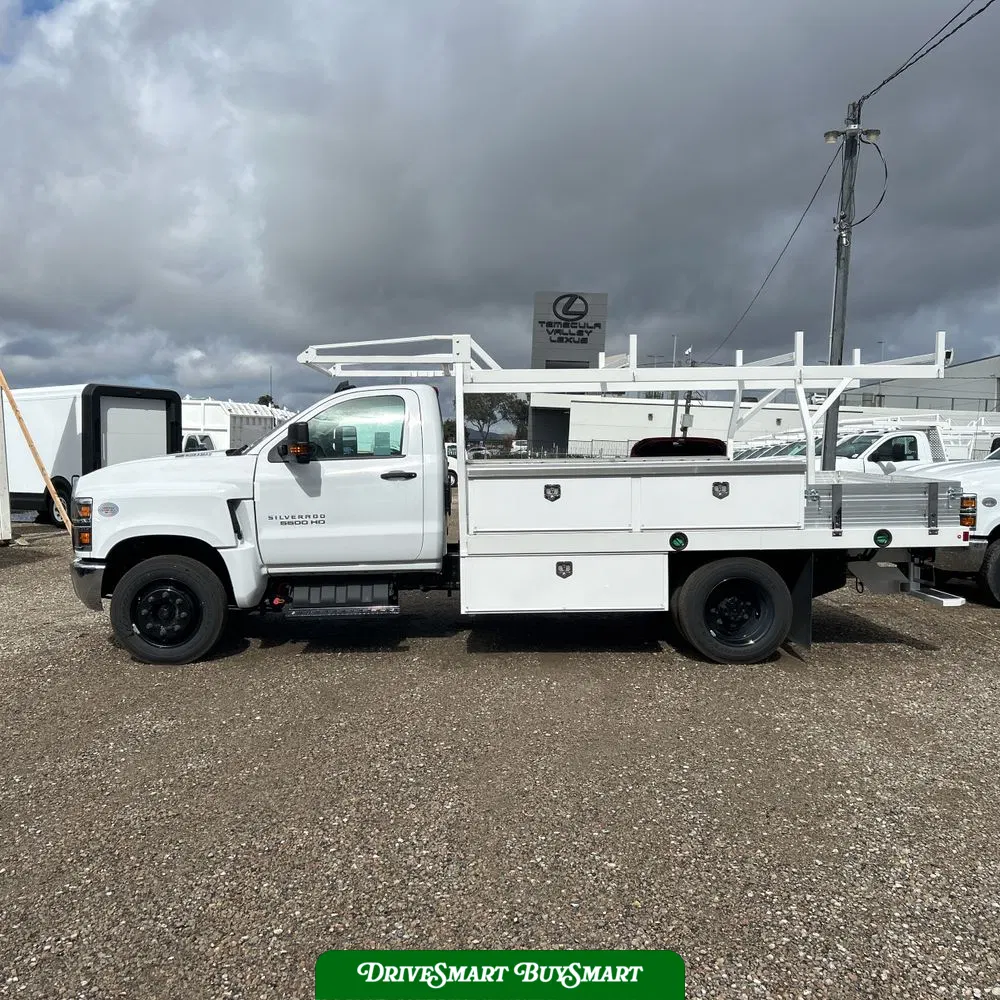 2023 Chevrolet Silverado 5500 W/T