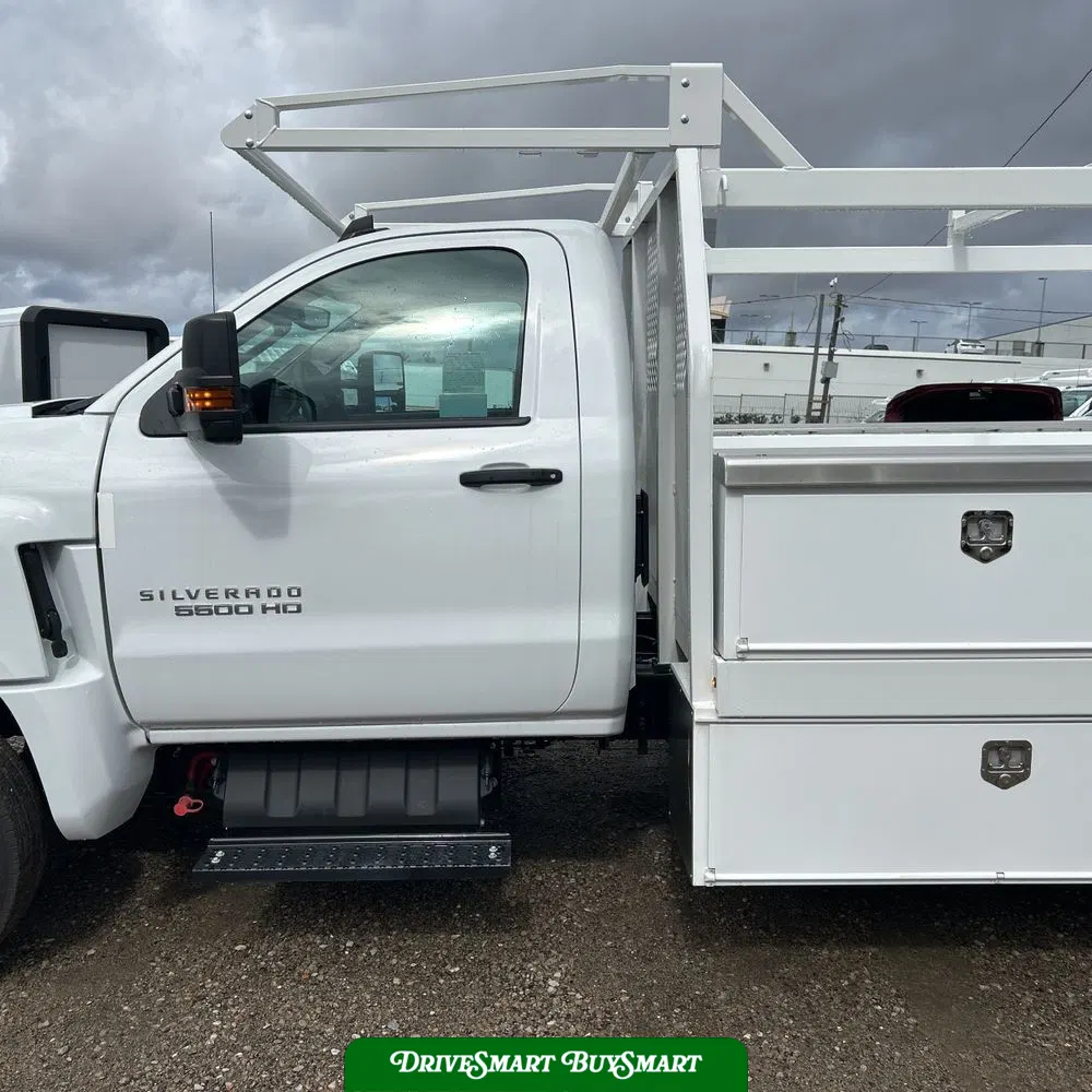 2023 Chevrolet Silverado 5500 W/T