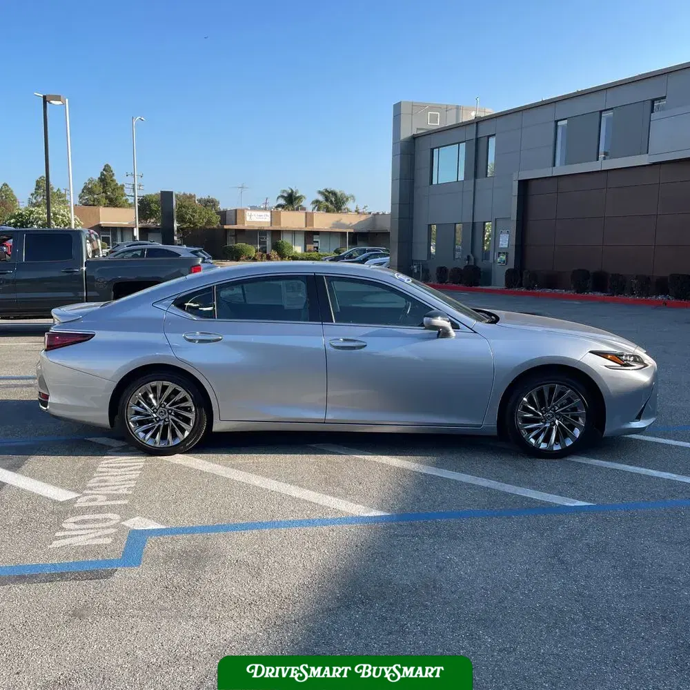 2025 Lexus ES 300h Luxury