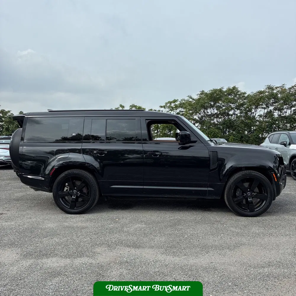 2023 Land Rover Defender 130 X-Dynamic SE