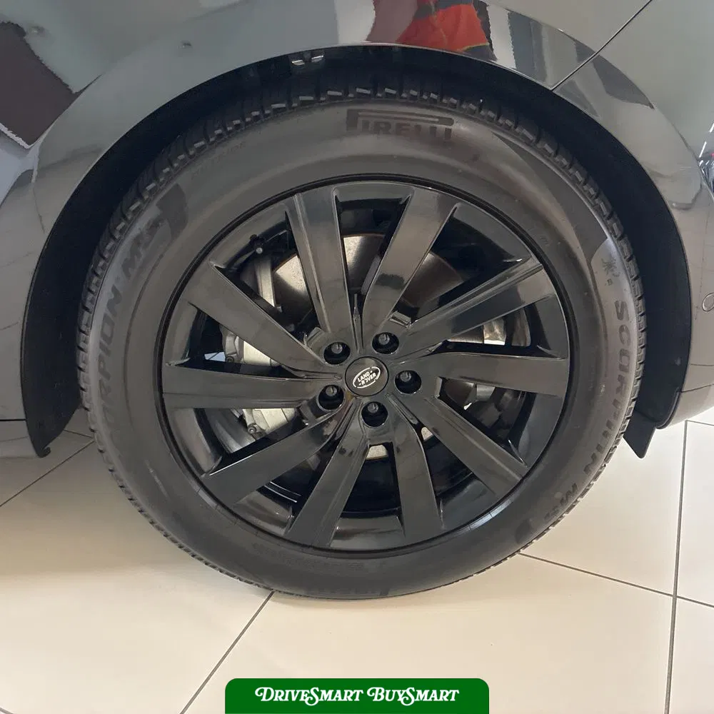 2025 Land Rover Range Rover SE P400