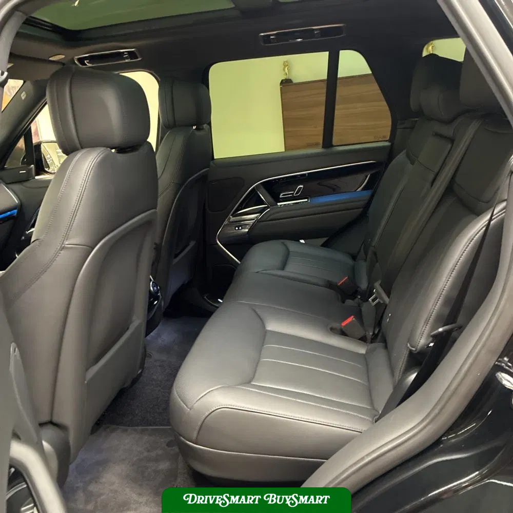 2025 Land Rover Range Rover SE P400
