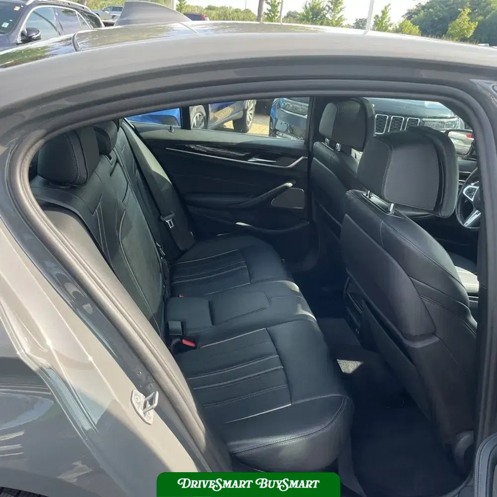 2022 BMW 5-Series M550xi
